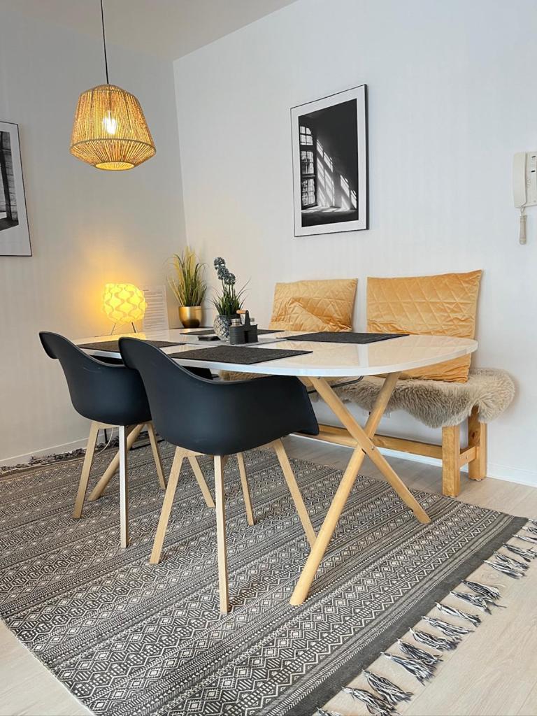 Living At Saarpartments -Adultsonly- 2 Bedrooms, Kitchen- Business & Holiday Apartments For Long- And Short Term Stay, 3 Min To Train-Station, Secure E-Bike Parking! Saarbrücken Eksteriør billede